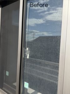 外窓ガラスの掃除前の汚れ