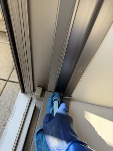 サッシ汚れにサッシブラシのヘラ使用