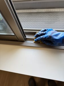 サッシレーンの掃除にスポンジ使用